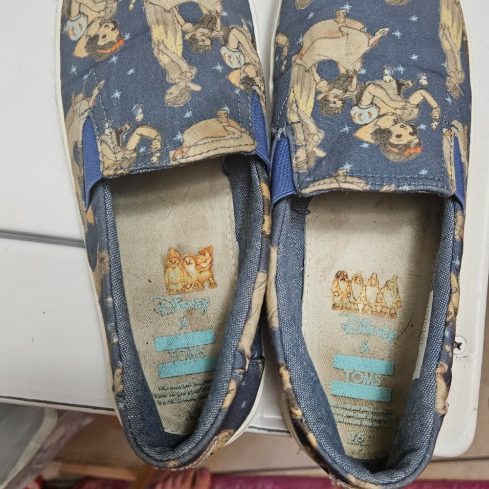 disney snow white TOMS slip on size 5